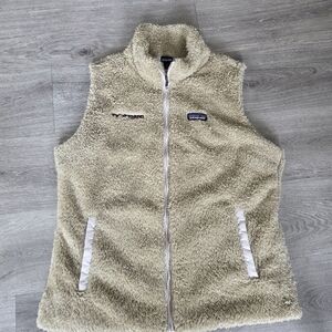Patagonia Women's Los Gatos Fleece Vest in the color El Cap Khaki. XL